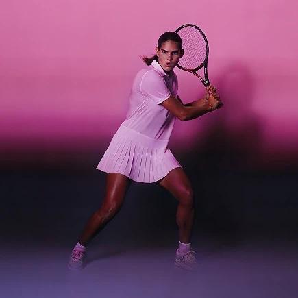 Теннисист с ракеткой в розовом свете